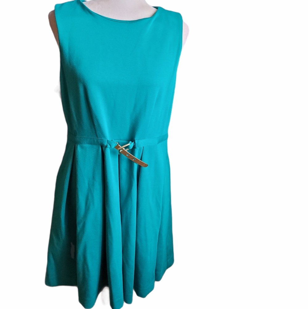 Jennifer lopes jlo green a line sleeveless dress with belt Pleated midi length